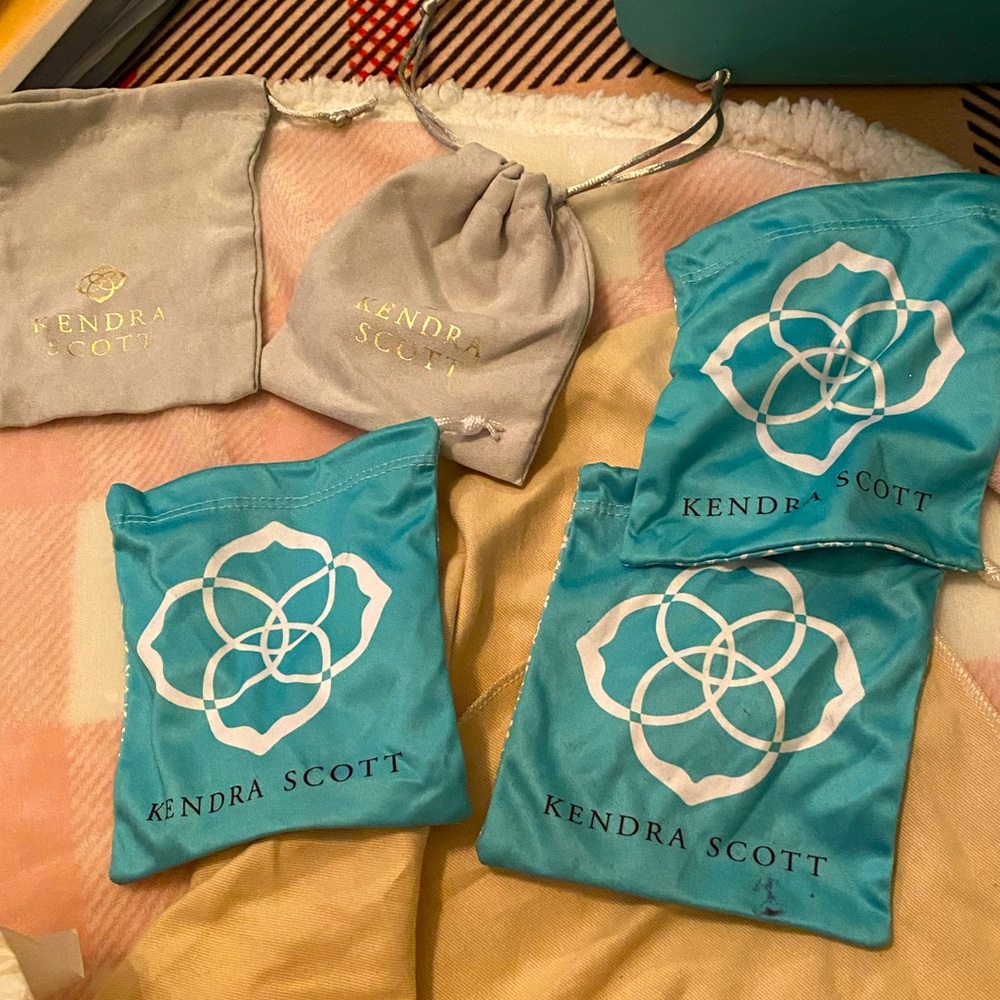 5Kendra Scott jewelry cloth and suede baggies 💙